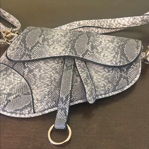 Elegant Gray Snake Pattern Crossbody Bag